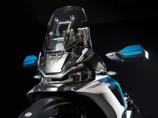 rade-garage-cfmoto-800mt-windshield-navigation-setup1 rade-garage-cfmoto-800mt-windshield-navigation-setup1