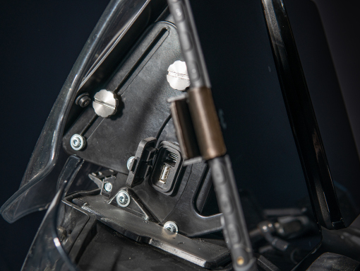 rade-garage-cfmoto-800mt-windshield-navigation-setup6 rade-garage-cfmoto-800mt-windshield-navigation-setup6