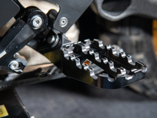 rade-garage-bmw-1300-footpegs1