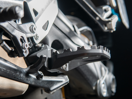 rade-garage-bmw-1300-footpegs2 rade-garage-bmw-1300-footpegs2