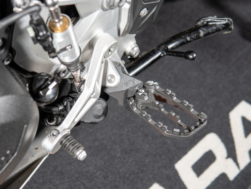 rade-garage-bmw-900-footpegs2 rade-garage-bmw-900-footpegs2